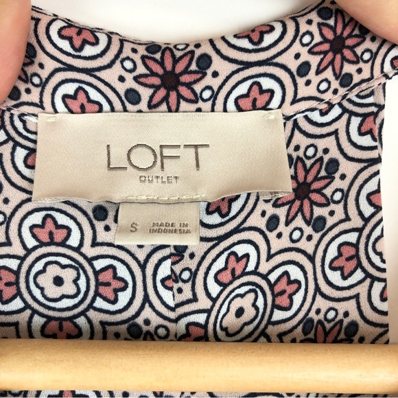 LOFT Sleeveless Blouse Pink White Floral - Picture 9 of 9